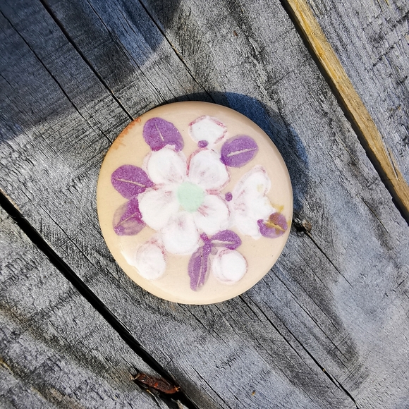 Vintage Signed Hand-painted Ceramic Round Floral Brooch - Picture 8 of 9